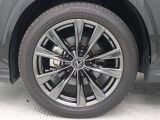 235/50R20ランフラットタイヤ&専用アルミホイールを装着しています。