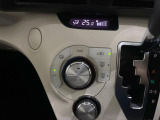 【オートエアコン】一度お好みの温度に設定すれば、車内の温度を検知し風量や温度を自動で調整。暑い&hellip;寒い&hellip;と何度もスイッチ操作をする必要はありません。快適な車内空間には必須の機能ですね♪