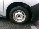 スチールホイル付車です。ハードな使用環境でも歪みにくく、長く安定した走りを支え続ける、実用性を第一に考えるプロのための足回りです。