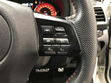 ステアリングスイッチ付き。前方から目を離すことなく操作することが可能です。