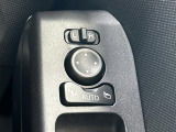 【電動格納ミラー】運転席のスイッチで、ドアミラーの開閉や角度の調整ができます。