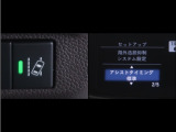 レーンディパーチャーアラートとは車線、又は走路からの逸脱の可能性を警告すると共に、車線、又は走路からの逸脱を避けるためのハンドル操作の一部を支援する機能です。詳細は販売店スタッフまでお尋ね下さい。