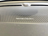 【harman kardon】ハーマンカードンのHi-Fiスペシャリストと共に、モデル別に開発・設計された専用チューニングが臨場感溢れる音響空間を実現しています。