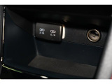 小物の収納に便利なセンタートレイには携帯デバイスの充電可能なUSB出力電源付です。