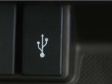 USB接続により外部オーディオと連携する事が出来、車内で音楽を楽しむ事が出来ます。
