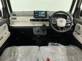 【インパネ】運転のしやすさを最優先に設計された見晴らしの良いフロントビュー。車両間隔が掴みやすく狭い道でも安心♪「安全」と「品質」を最優先に、安心してお乗りいただけるクルマを提供いたします。