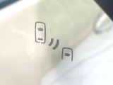 【ブラインドスポットモニター】走行中、ドアミラーの死角になりやすい箇所に後続車が接近するとサイドミラーのレンズに警告を表示!ドライバーに注意喚起をしてくれます。