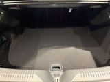 ゆったりとしたトランクルームでございます。たくさんのお荷物の車載が可能でございます。