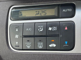【オートエアコン】一度お好みの温度に設定すれば、車内の温度を検知し風量や温度を自動で調整。暑い&hellip;寒い&hellip;と何度もスイッチ操作をする必要はありません。快適な車内空間には必須の機能ですね♪