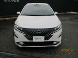 LEDヘッドライトは、本当に明るくて安全です。暗い夜道からお客様を守ってくれます。運転しやすいですし、黄色いハロゲンライトと見比べてください。