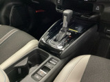 運転席周辺のスマートなレイアウトが、操作のしやすさを実現。快適なドライブをサポートします。手元で操作ができる、電子制御パーキングブレーキ。