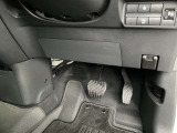 駐車ブレーキは指で操作する電動式です