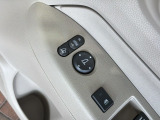 狭い駐車場で便利な電動格納ドアミラーが付いています。