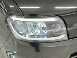 【LEDヘッドライト】現代の主流のライト。明るい光が瞬時に立ち上がり、必要な場所を均一に照らします。寿命も長く省エネで、スタイリッシュなデザインです♪