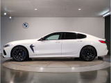 【拘りのFR】BMWが多く採用するFR車。ダイレクトでスポーティな加速感・シャープなハンドリングを実現。縦置きエンジンレイアウトにより、フラットで上質な乗り味です。