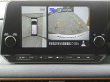 全周囲カメラで、クルマを上空から見下ろしているかのような映像を映し出します。周囲の状況がひと目でわかります!