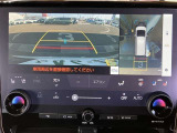 車を上から見たような視点のパノラミックビューモニター。後方の死角だけでなく左右や前方の障害物の発見もしやすくなります!