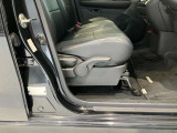 運転席はご自身の適切な運転ポジションへ移動可能なラチェットが付いております。