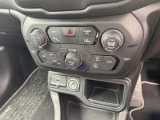 運転席・助手席の温度調節を個々に設定できるデュアルゾーンオートエアコンを装備しております。
