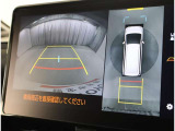 パノラミックビューモニター付きです。車両を上から見たような映像をディスプレイオーディオ画面に表示。運転席からの目視だけでは見にくい、車両周辺の状況をリアルタイムでしっかり確認できます。
