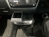 ミニテーブルとしてもカップホルダーとしても使用できる2WEY仕様です!使用しないときは収納できるのでスマートな車内空間を維持できます♪