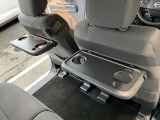 前席シートバックテーブルがあるので後部座席も快適に過ごせます♪