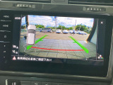 ギアをリバースに入れると車両後方の映像を映し出します。画面にはガイドラインが表示され、車庫入れや縦列駐車などの際に安全確認をサポートします。
