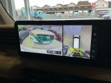 空から見たような映像で駐車ができるアラウンドビューモニター。ひと目でわかるセンサーに前後の衝突被害軽減ブレーキ付き。