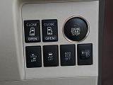 運転席の右側にはエマージェンシーブレーキ、VDC、オートスライドドアのスイッチが付いています。