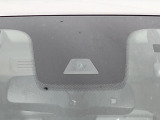 【エマージェンシーブレーキ】走行中に前方の車両等を認識し、衝突しそうな時は警報とブレーキで衝突回避と被害軽減をアシスト。より安全にドライブをお楽しみいただけます。