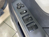 【電動格納ミラー】サイドミラーは電動格納式となっており、狭い駐車場でもキズがつくリスクを抑えられます。