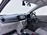 ダイハツのお店では、ダイハツ車を知り尽くしたプロフェッショナルが、専用の診断機器を使って各システムを点検しております。
