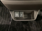 Hondaセンシング用の、VSA(ABS+TCS+横滑り抑制)解除と路外逸脱抑制機能のオンオフスイッチなどはハンドルの右側に装備しています。