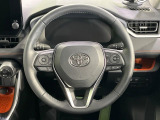 インテリアに合わせたデザインのステアリングは、運転される方のことも考え、運転しやすい形状、大きさです。是非一度、実際に触ってお確かめください。