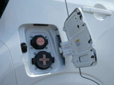 充電ポートリッドを開けると上側が普通充電ポート、下側が急速充電ポートになります。