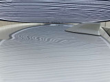 ルーフに、1cm〜5cmほどのへこみが複数ある車両となっております。