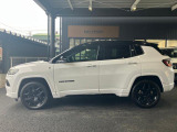 【ホイールアーチ】台形ホイールアーチはJeep伝統のデザインです。採用している理由は諸説ありますが、オフロードを走行する際にタイヤとボディが干渉しあわないよう配慮した作りにするためとなります。