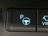 【リモート機能つきアドバンストパーク】専用スマートフォンアプリの使用で、車外から遠隔駐車・出庫が可能な先進機能。広い場所で乗り降りしたい時に便利です♪