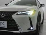【オートライト】車外の明るさに応じて、自動的にライトの点灯・消灯をしてくれます。トンネルが続くような道でも、ライトスイッチを操作する必要がありません。消し忘れの心配もありません。