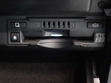 運転席お膝元にETCカード挿入口がございます。