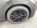純正のアルミホイールです。この車のデザインに似合うと思います。