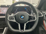 【ハンドル】ドライバーとBMW車の一体感がダイレクトに伝わるステアリングホイール。形状・太さへの拘りに加えて、操作性を高める為にスイッチ類も配置。クイックかつ安定のドライビングを体感下さい!
