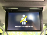 【リヤエンターテインメントシステム】後席にお座りの方も大満足の、人気メーカーオプションを装備。専用の音響システムと、大画面のモニターで移動中もDVD等をお楽しみいただけます。