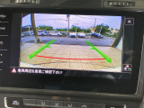 ギアをリバースに入れると車両後方の映像を映し出します。画面にはガイドラインが表示され、車庫入れや縦列駐車などの際に安全確認をサポートします。