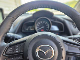 【ステアリングスイッチ】ステアリングスイッチは運転姿勢や視線を崩さずに操作が可能です。左側にはオーディオ類があります。