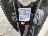 タイヤの空気圧調整のシールになります。