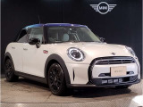 MINIのフロントグリルのデザインはイギリスで生まれた当初から、シルバーのサイドバーが折り重なった伝統的なデザインで御座います。その伝統はBMWのお車になってからでも少しずつ形を変えて守られております