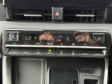 【 オートエアコン 】車内温度を感知して自動で温度調整をしてくれるのでいつでも快適な車内空間を創り上げます。