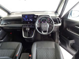 革巻きステアリングで快適な操作性の運転席です。
