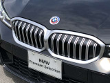左右のキドニー・グリルの中心にはBMWのエンブレムが鎮座し、個性を放つデザイン性を兼ね備えました。